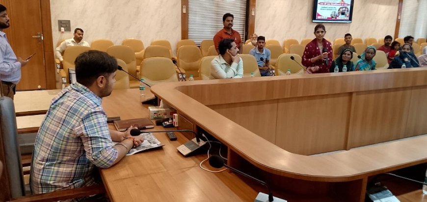 Hardoi: मिशन शक्ति के तहत ‘हक की बात’: डीएम अनुनय झा ने पीड़ित महिलाओं की सुनी समस्याएं, त्वरित कार्रवाई के दिए निर्देश। 