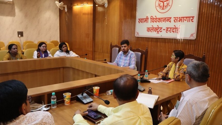 Hardoi: गोद लिए विद्यालयों की समीक्षा- डीएम अनुनय झा सख्त, समयबद्ध व मानक अनुरूप कार्य के निर्देश। 