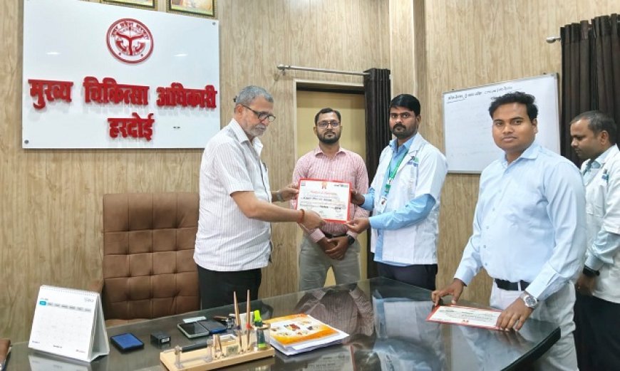Hardoi: ईएमटी दिवस पर उत्कृष्ट कार्य करने वाले एंबुलेंस कर्मियों को सीएमओ ने किया सम्मानित। 