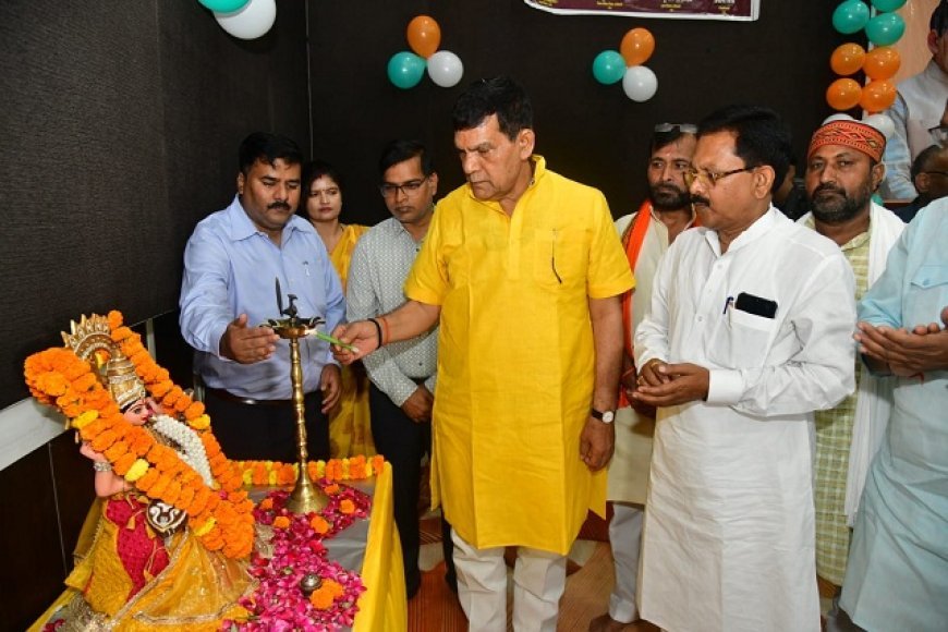 Lucknow: नगर विकास एवं ऊर्जा मंत्री ए क शर्मा ने मऊ भ्रमण के दौरान स्कूल चलो अभियान रैली का हरी झंडी दिखाकर किया भव्य शुभारम्भ। 