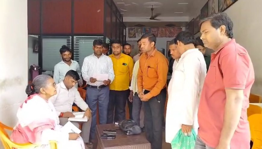 Sambhal : जेई की मनमानी से त्रस्त ग्रामीणों का फूटा गुस्सा, शिक्षामंत्री के दर पर लगाई न्याय की गुहार