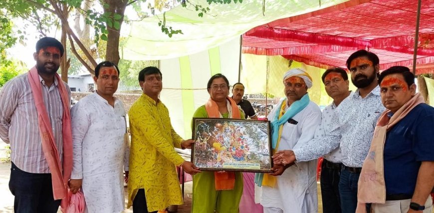 Hathras : हनुमान जन्मोत्सव पर सेवानिवृत्त शिक्षकों का भव्य सम्मान, विदाई समारोह में उमड़ी शिक्षकों की भीड़