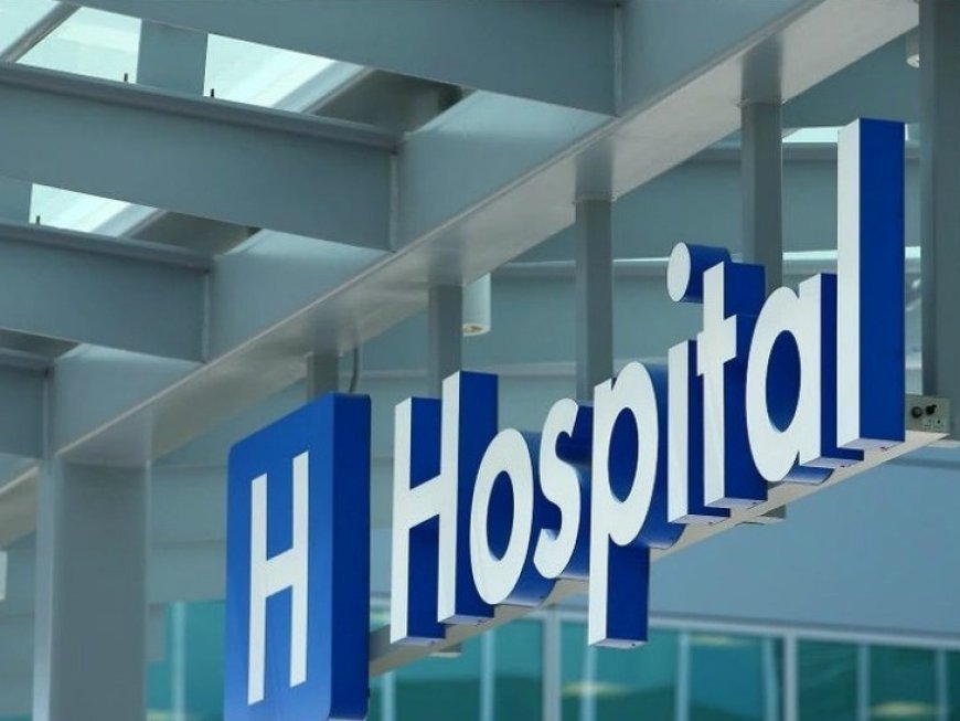 नोएडा जिला अस्पताल के डॉक्टर और वार्ड बॉय पर गिरी गाज, फर्जी मेडिकल रिपोर्ट के बदले 71 हजार रुपये घूस लेने का मामला।