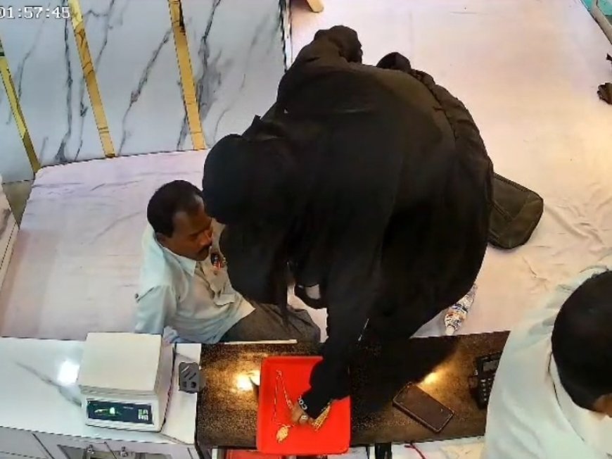 अयोध्या में दिनदहाड़े सर्राफा दुकान में लूट, नकाबपोश महिला ने ज्वेलर्स पर बोला धावा, इलाके में मची अफरा-तफरी।