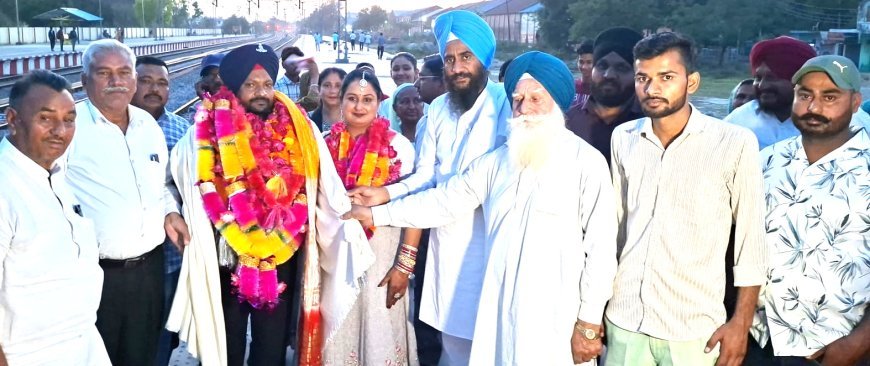 Bajpur : सेना में 28 साल की सेवा के बाद घर लौटे सूबेदार देव सिंह का जोरदार स्वागत