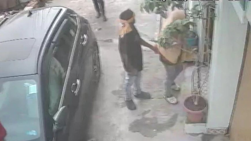 घर के भीतर से भरा हुआ गैस सिलेंडर लेकर रफूचक्कर हुआ शातिर, सीसीटीवी में कैद हुई लाइव चोरी।