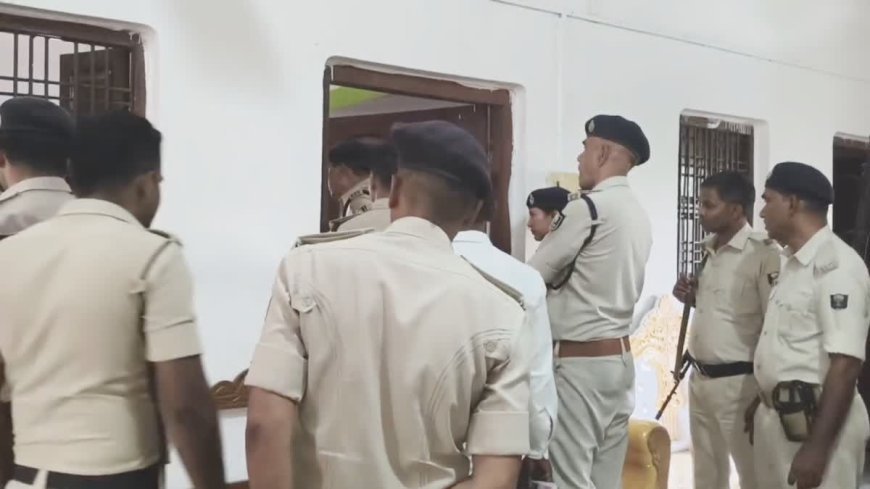 रोहतास के मैरिज हॉल में पुलिस का बड़ा छापा: 80 युवक-युवतियां आपत्तिजनक स्थिति में हिरासत में, इलाके में मचा हड़कंप