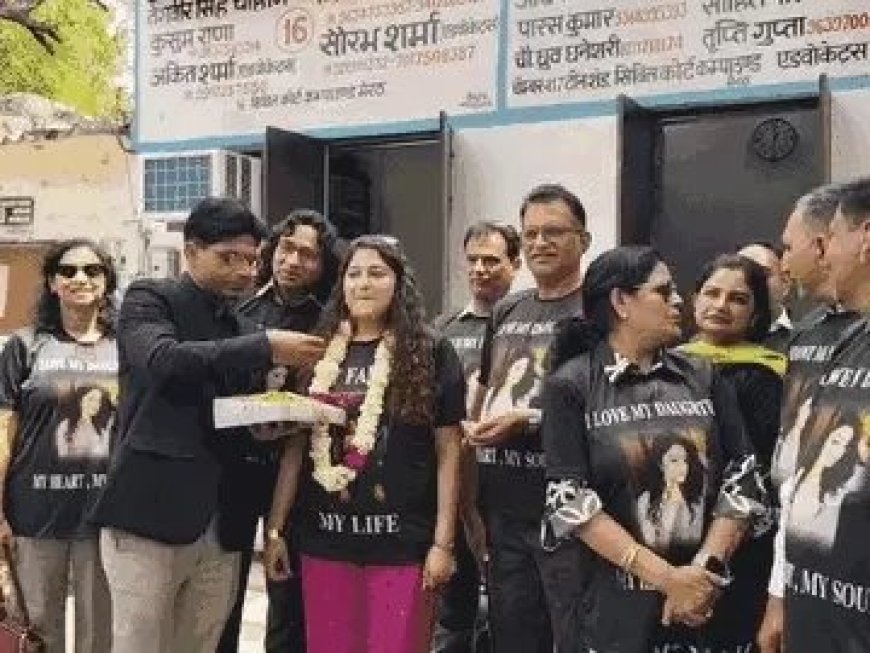 शादी के सात जन्मों का बंधन टूटा तो पिता ने खिलाई मिठाई, टी-शर्ट पर 'आई लव माई डॉटर' लिखकर समाज को दिया बड़ा संदेश