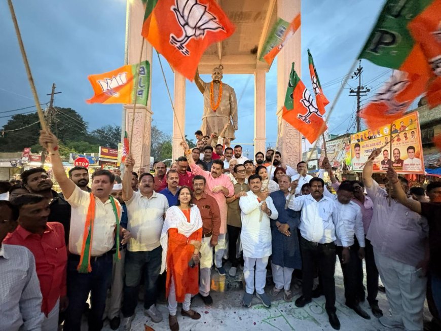 Sitapur : भाजपा स्थापना दिवस की पूर्व संध्या पर भाजपाइयों ने किया दीपदान, महापुरुषों को दी श्रद्धांजलि