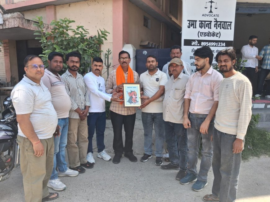 Bajpur : समाजसेवी सीताराम तिवारी को महाराणा प्रताप का चित्र भेंट कर किया सम्मानित