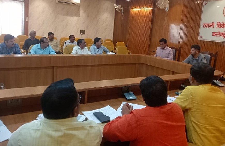 Hardoi: जिलाधिकारी ने की चकबंदी कार्यों की समीक्षा, लंबित मामलों के शीघ्र निस्तारण के निर्देश।