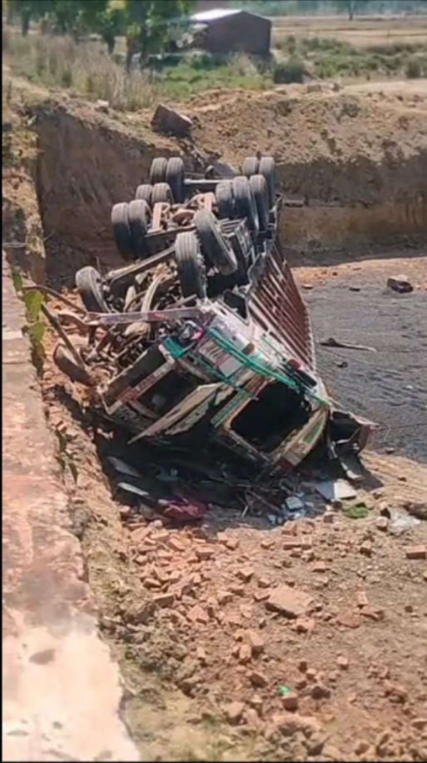 Bahraich : पुल की रेलिंग तोड़कर नीचे गिरा तेज रफ्तार ट्रक, दो युवक गंभीर रूप से घायल