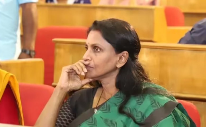 केरल चुनाव 2026: तिरुवनंतपुरम में एस. जयशंकर की सभा में भारी ड्रामा; भाषण में नाम न आने से नाराज भाजपा उम्मीदवार आर. श्रीलेखा ने छोड़ा मंच।