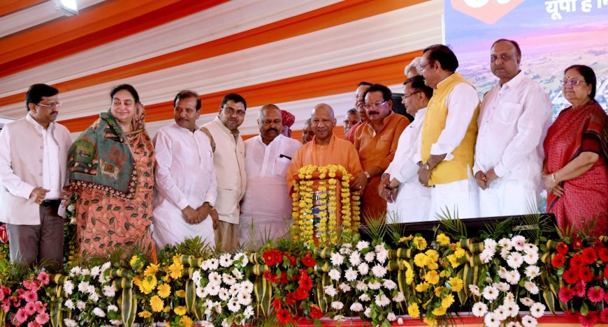 Agra : मुख्यमंत्री योगी आदित्यनाथ ने किया 6466.37 करोड़ रुपये की 325 विकास परियोजनाओं का लोकार्पण व शिलान्यास