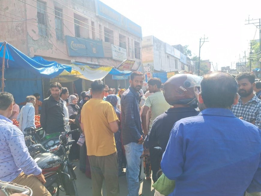 Farrukhabad : गैस की कमी से परेशान महिलाओं का फूटा गुस्सा, सड़क पर खाली सिलेंडर रखकर लगाया जाम