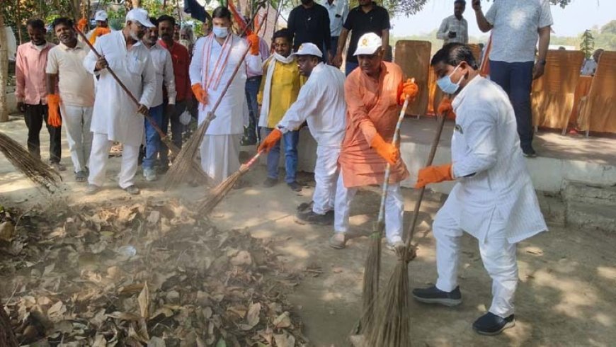 Ayodhya : भाजपा स्थापना दिवस पर अयोध्या में स्वच्छता अभियान की शुरुआत, 45 टीमें मिलकर चमकाएंगी शहर