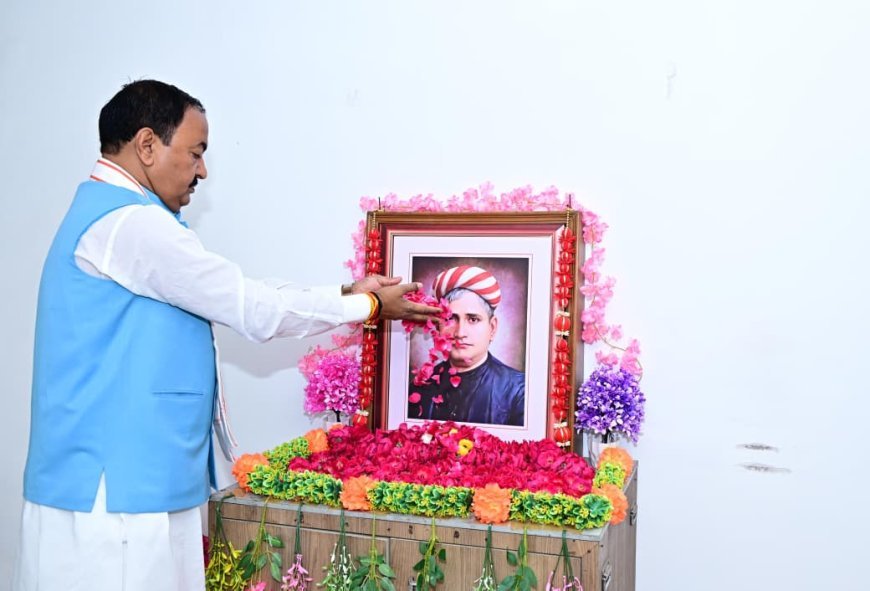 Lucknow : बंकिम चंद्र चट्टोपाध्याय की रचनाएं आज भी जगाती हैं राष्ट्रभक्ति की अलख, उप मुख्यमंत्री ने दी श्रद्धांजलि