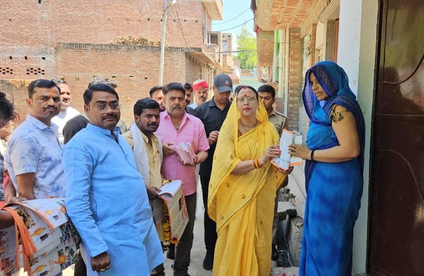 Hardoi: भाजपा स्थापना दिवस पर महोलिया शिवपार में जनसंपर्क अभियान, योजनाओं की दी गई जानकारी। 