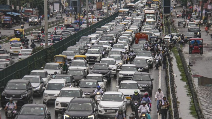 दिल्ली ट्रैफिक अलर्ट: न्यू रोहतक रोड पर 17 मई तक भारी बदलाव, अंडरग्राउंड केबल कार्य के चलते कई रास्ते डायवर्ट।