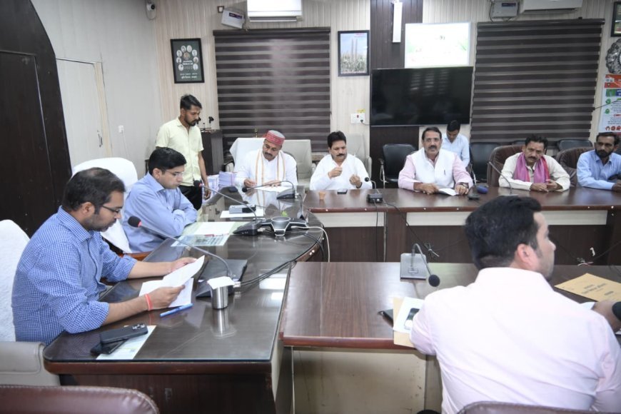 Sambhal: सम्भल में मतदाता सूची अपडेट: 13.43 लाख वोटर, जेंडर रेश्यो में सुधार—डीएम राजेंद्र पेंसिया ने दी जानकारी।