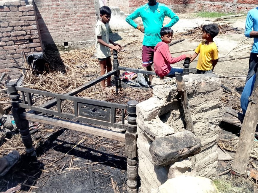 Lakhimpur- Kheri : चूल्हे की चिंगारी से घर में लगी भीषण आग, 8 बकरियां जिंदा जलीं और गृहस्थी का सारा सामान राख