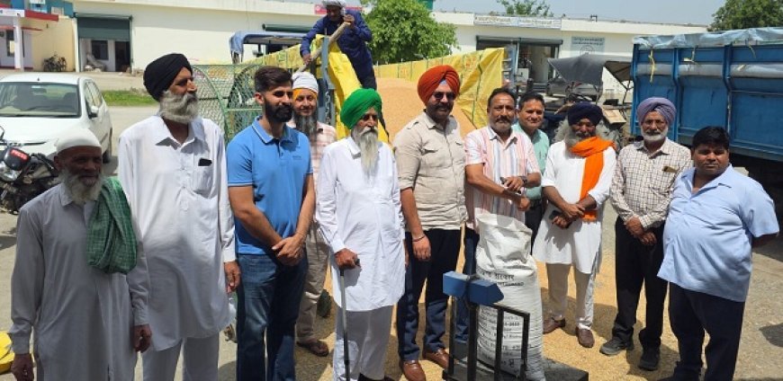 Bajpur: आरएफसी गेहूं तौल कांटे की लिमिट 300 कुंतल के विरोध में जमकर किया किसानों ने हंगामा। 