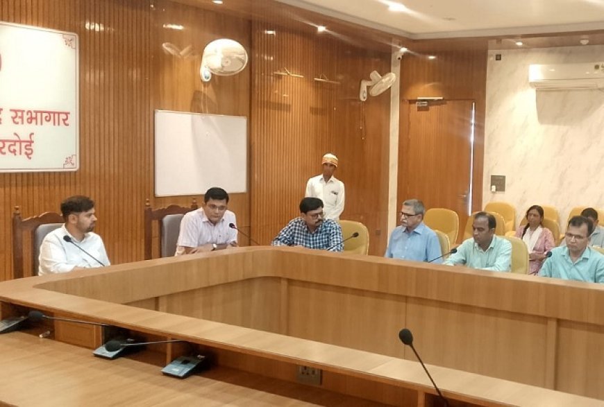 Hardoi: सड़क सुरक्षा को लेकर सख्त: डीएम अनुनय झा का अधिकारियों को निर्देश—क्रैश प्रोन एरिया में तत्काल सुधार, ई-रिक्शा/बसों पर लगाएं क्यूआर कोड। 