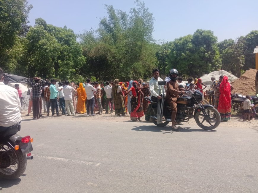 Sitapur : कोटे का चुनाव टलने पर ग्रामीणों का हंगामा, ब्लॉक परिसर का घेराव