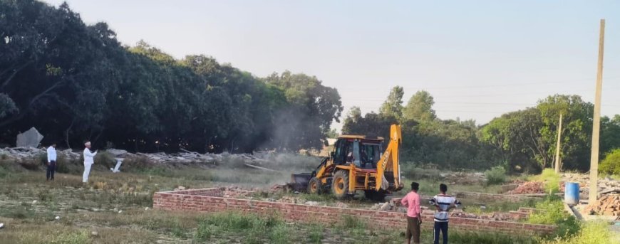Sitapur : सीतापुर के ललियापुर में अवैध निर्माण पर चला बुलडोजर, बिना नक्शे के काटी जा रही थी कॉलोनी