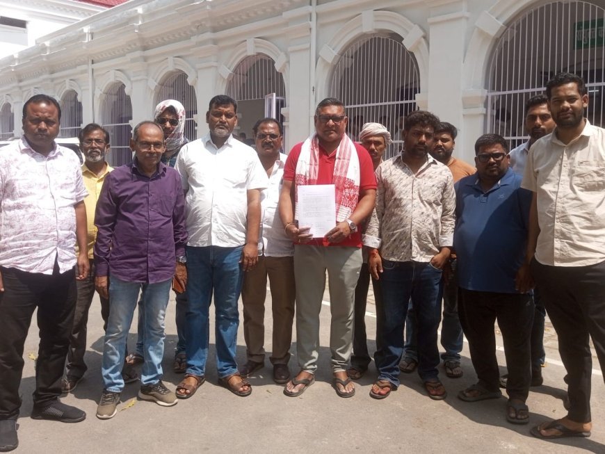 Ballia : बेदूआ बंधे से शराब की दुकानें हटाने के लिए नागरिकों ने जिलाधिकारी को सौंपा पत्र