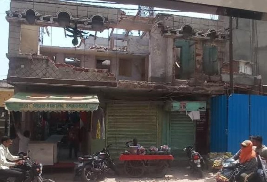 Hathras : विवादित दुकान में तोड़फोड़ से इमारत को खतरा, पीड़िता ने पुलिस पर लगाए गंभीर आरोप