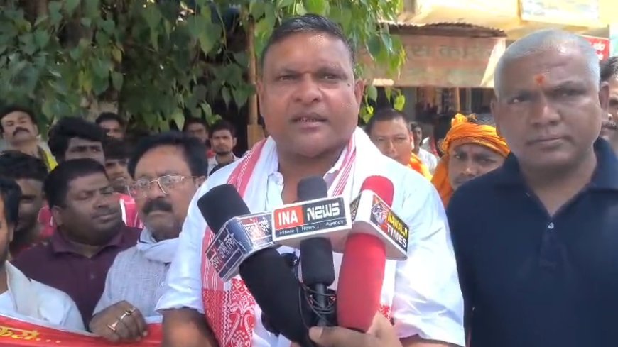 Ballia: बेदूआ बंधे से  शराब की दुकान हटाने की नगर वासियो ने जिलाधिकारी से की मांग।