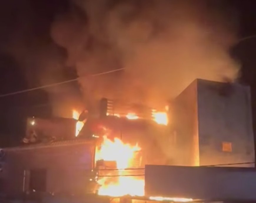 Hardoi: सिटी मोटर्स वर्कशॉप में भीषण आग से हड़कंप, फायर ब्रिगेड की 4 गाड़ियों ने पाया काबू।