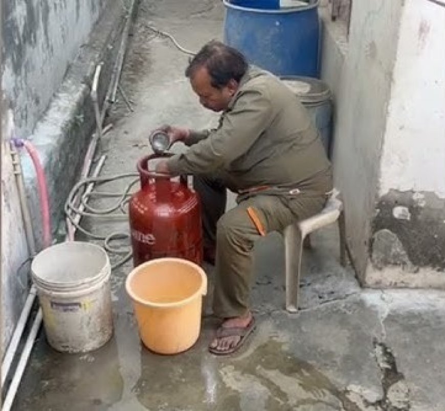 गैस सिलेंडर से गैस के बजाय निकल रहा है पानी: सोशल मीडिया पर वीडियो वायरल होने के बाद उपभोक्ताओं में मचा हड़कंप।