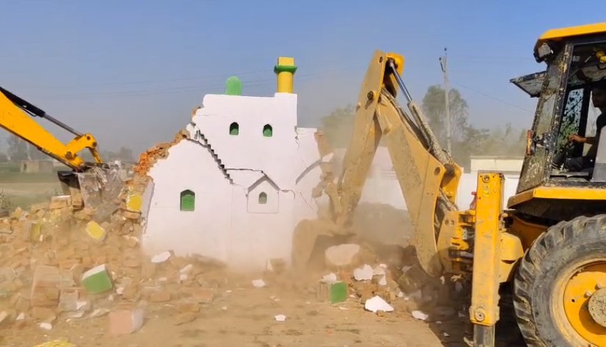 Sambhal: बिछौली में बुलडोजर एक्शन: ईदगाह के बाद इमामबाड़ा पर भी चला बुलडोजर, ग्रामीणों में आक्रोश।