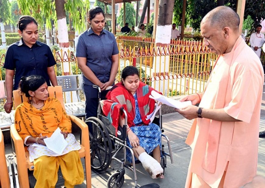 Gorakhpur: जनता दर्शन में श्रावस्ती से आई महिला को सीएम योगी ने दिया भरोसा, कहा- आयुष्मान कार्ड बनवाएंगे, विवेकाधीन कोष से भी होगी मदद। 