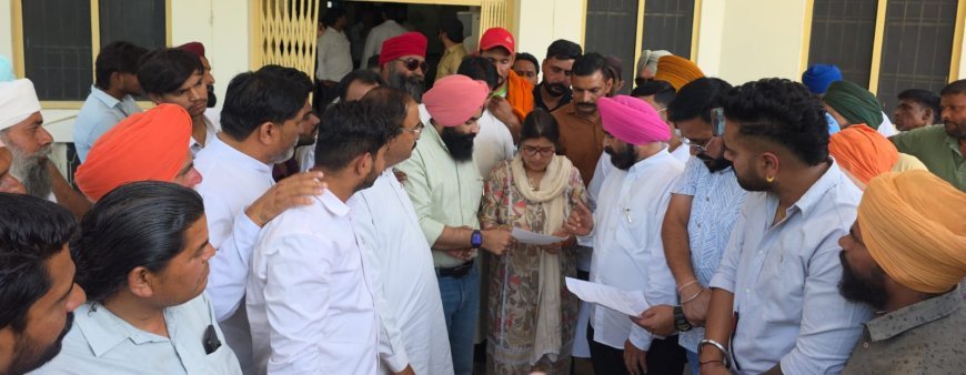 Bajpur : बेमौसम बारिश से बर्बाद हुई गेहूं की फसल के मुआवजे की मांग को लेकर प्रदर्शन