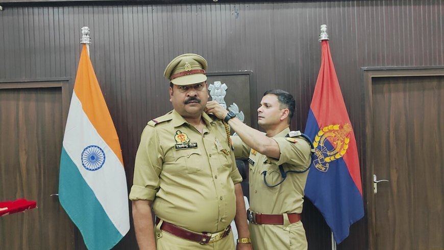 Hardoi : राघवेंद्र सिंह बने उप निरीक्षक, पुलिस अधीक्षक अशोक कुमार मीणा ने कंधों पर लगाए सितारे
