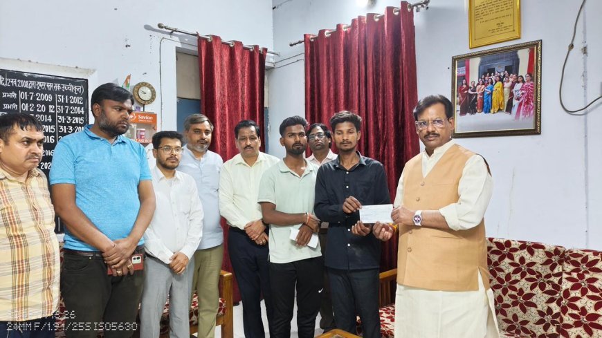 Lucknow : लखनऊ अग्निकांड में जान गंवाने वाले बच्चों के परिजनों को 4-4 लाख रुपये की सहायता राशि सौंपी गयी