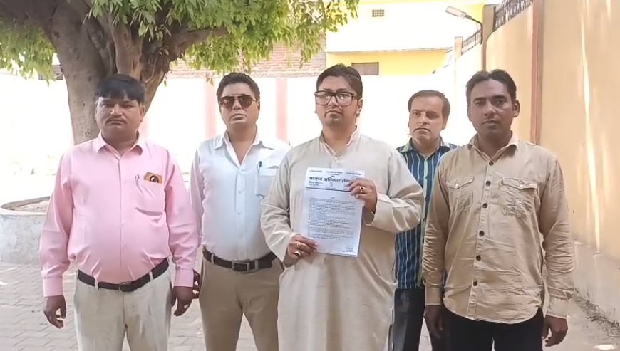 Sambhal: स्मार्ट मीटर के खिलाफ गरजी ‘आज़ाद अधिकार सेना’, राष्ट्रपति के नाम सौंपा ज्ञापन। 