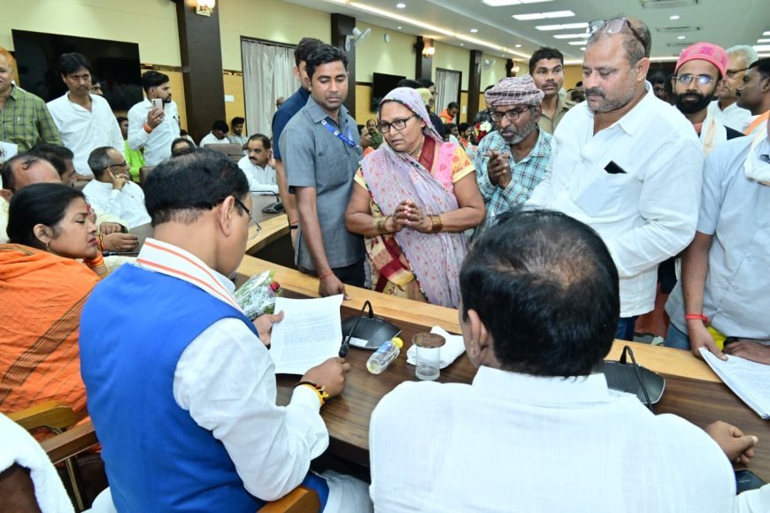 Lucknow : प्रयागराज में जनता दर्शन: केशव प्रसाद मौर्य ने सुनीं समस्याएं, अधिकारियों को तेजी से समाधान के निर्देश