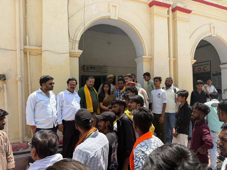 Hardoi: देश में बढ़ती कट्टरपंथी गतिविधियों और अवैध कब्जों के विरोध में बजरंग दल का प्रदर्शन, राष्ट्रपति के नाम सौंपा ज्ञापन। 