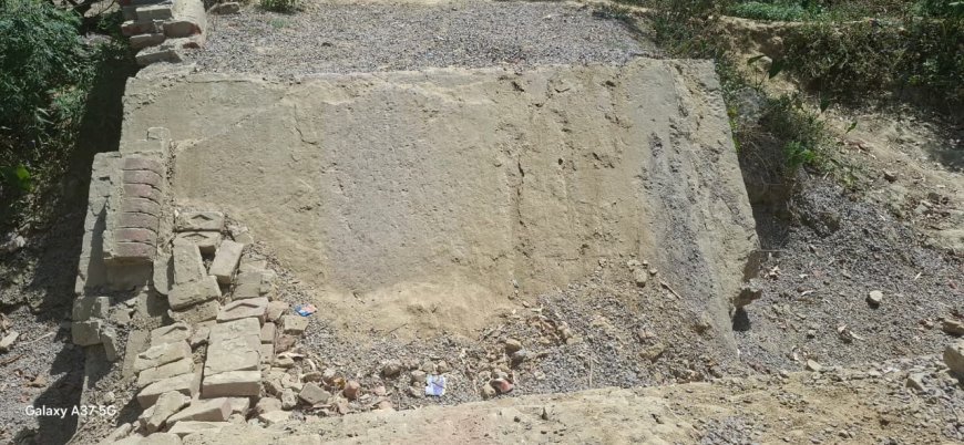 Hardoi : भारी डम्पर के बोझ से नहर की पुलिया टूटी, दस गांवों का रास्ता बंद होने से किसान परेशान