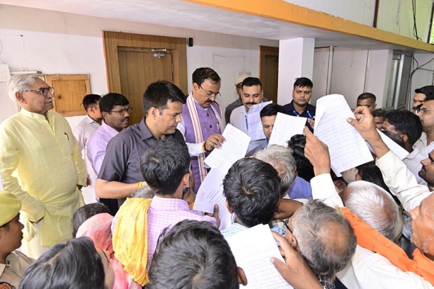 Lucknow: जनता दर्शन- उप मुख्यमंत्री केशव प्रसाद मौर्य ने फरियादियो से सीधे संवाद करते हुये सुनीं समस्याएं, दिए समाधान के निर्देश। 