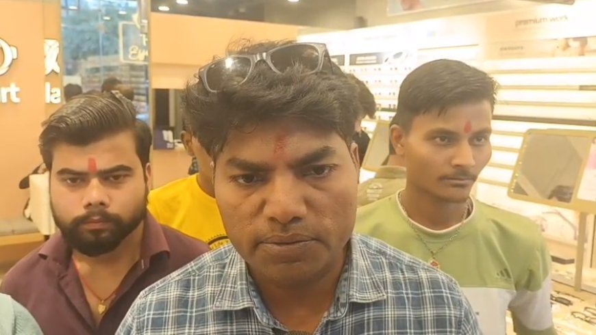 Sambhal: लेंसकार्ट पर ‘तिलक विवाद’ गरमाया, संगठन मंत्री ने सोशल मीडिया के आधार पर जताया विरोध। 