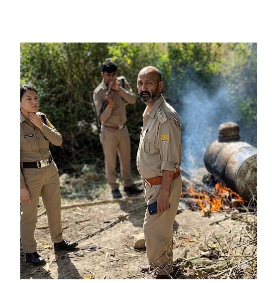 Bajpur : अवैध शराब के खिलाफ बड़ी कार्रवाई, 4000 किलो लहन नष्ट और कच्ची शराब बरामद