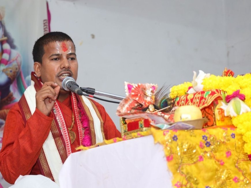 Sitapur : झूठी प्रशंसा अहंकार बढ़ाती है और पतन का कारण बनती है: महंत विवेक शास्त्री