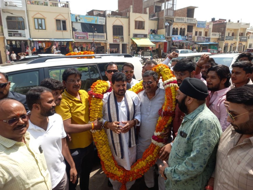 Ayodhya : अयोध्या पहुंचे पूर्व सांसद बृजभूषण शरण सिंह, समर्थकों ने इक्यावन किलो की माला पहनाकर किया जोरदार स्वागत
