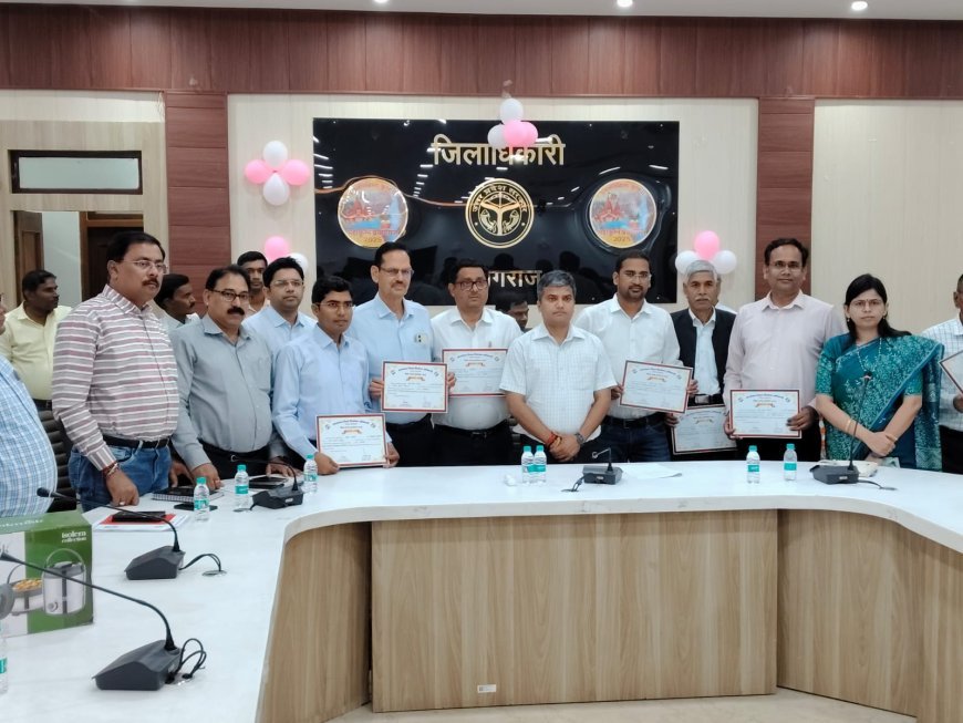 Prayagraj : निर्वाचन नामावली पुनरीक्षण में बेहतर प्रदर्शन करने वाले एईआरओ, सुपरवाइजर और बीएलओ सम्मानित