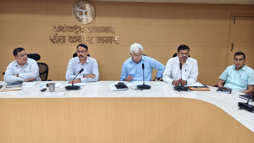 Santkabirnagar : फार्मर रजिस्ट्री में ढिलाई पर जिलाधिकारी का कड़ा रुख, लापरवाह कर्मचारियों का वेतन और मानदेय रोका